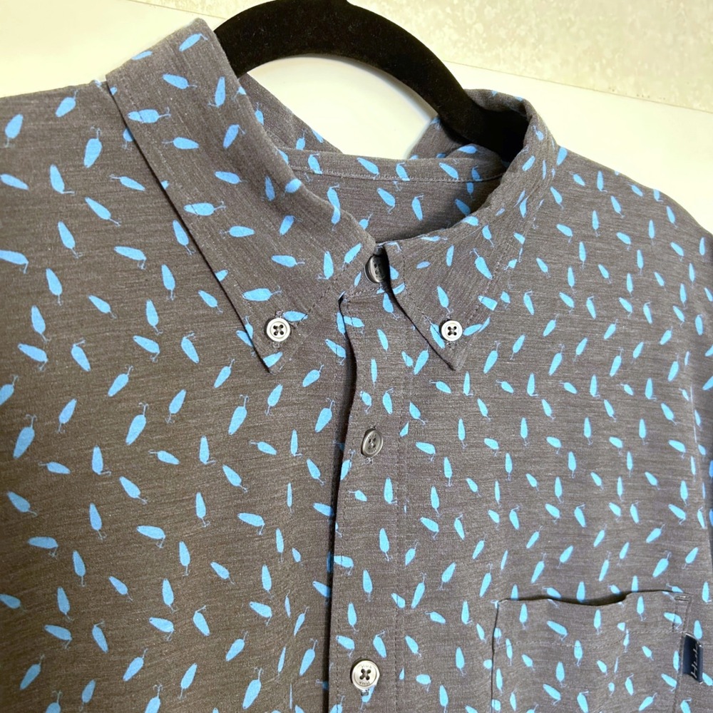 Huk Fishing Gray Men's XL Blue Lure print Short Sleeve Button up Shirt Outdoors